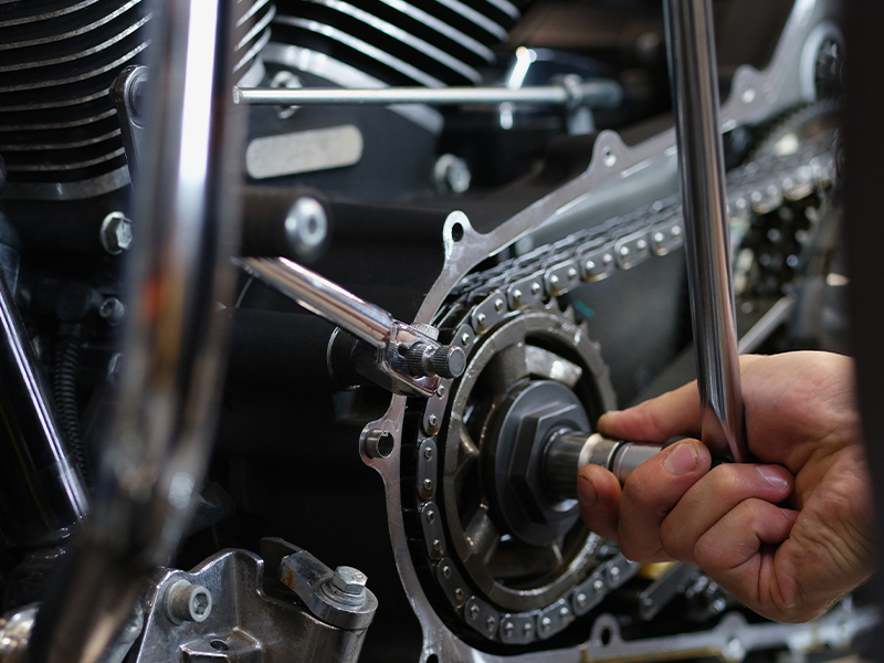 Jaka jest różnica między kluczem zapadkowym a kluczem momentu obrotowego?